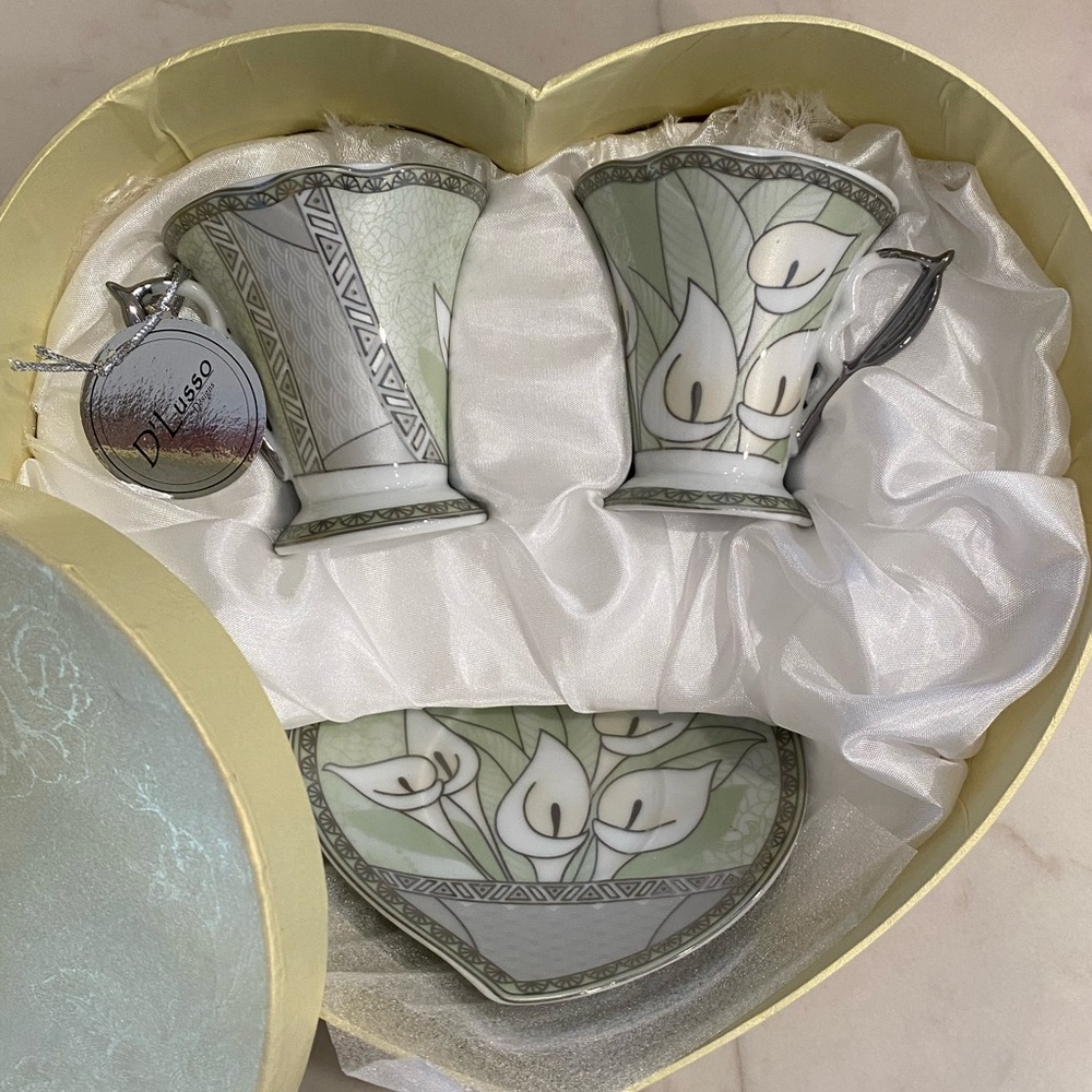 NWT D'Lusso Calla Lily Teacup and Saucer Set of 2